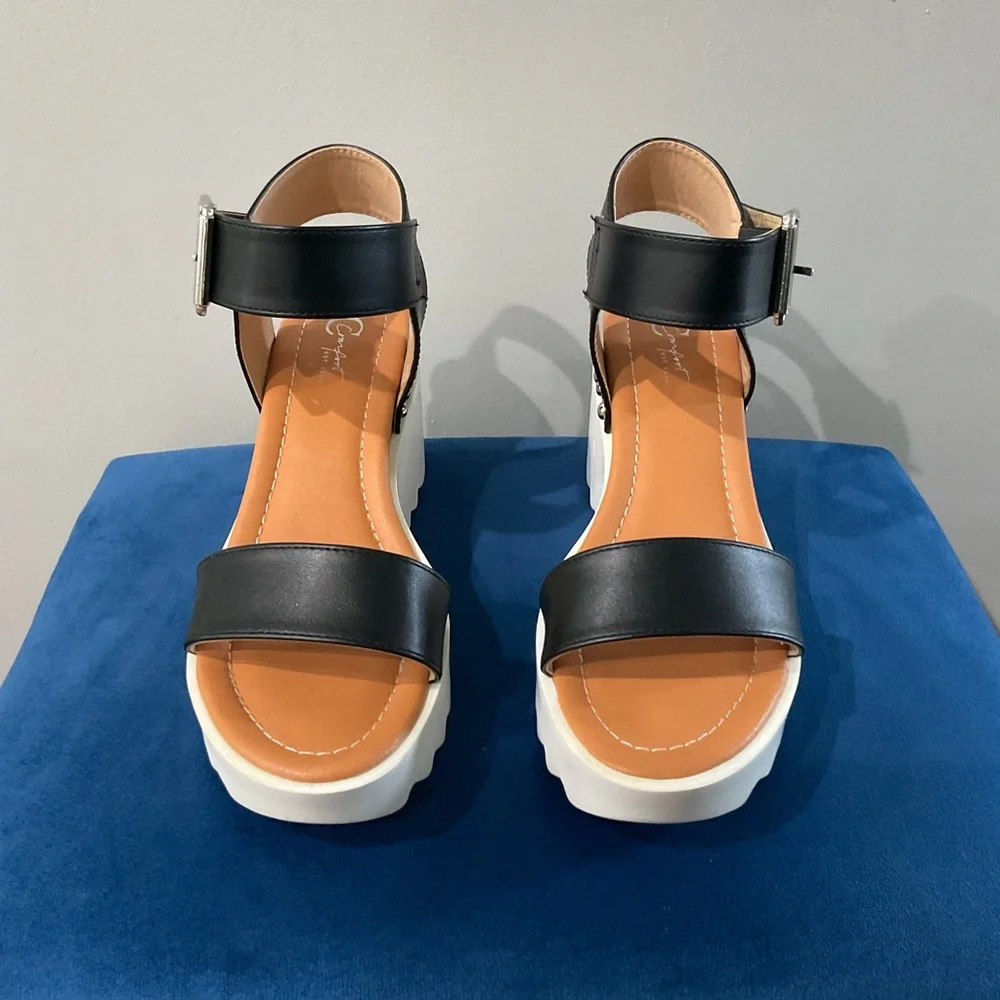 Comfort Est 1946 brand. Black and white sandals size 8.